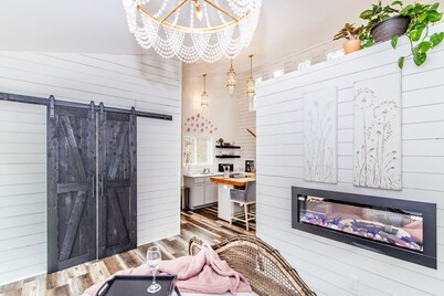 Romantic Escape in the Treetops w/ Outdoor Shower, Hot tub, & Firepit!