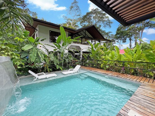 Escondido: Huge House, Pool, AC, TV, Game Room, Kitchen, WiFi, Near Beach