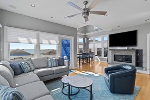 Smart TV, fireplace, books, stereo - North Star | Ocean Views + Rooftop! (Carolina Beach)