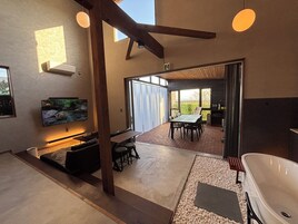 2 habitaciones, cubrecamas, escritorio y sistema de insonorización 