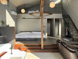 2 habitaciones, cubrecamas, escritorio y sistema de insonorización