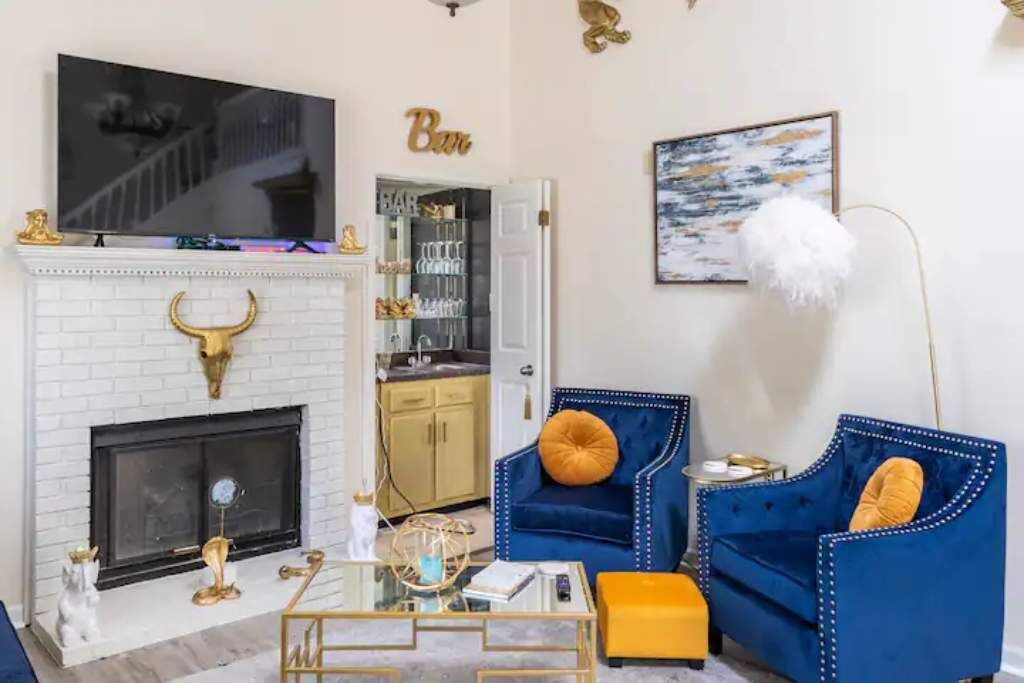 Smart TV, chimenea, libros y impresora 