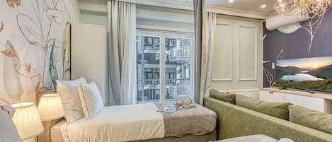 ノートパソコン用作業スペース、WiFi (無料)、ベッドシーツ