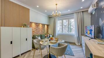 Studio Keluarga, AC (Boutique Downtown Studio 2) | Area keluarga | TV layar datar