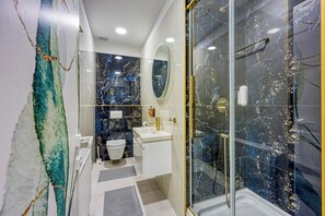 Estudio familiar (Boutique Downtown Studio with Balcony) | Baño | Regadera, secadora de cabello, toallas, jabón 