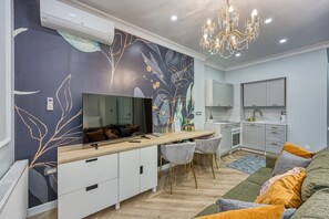 Familjestudio (Boutique Downtown Studio with Balcony) | Vardagsrum | 21-tums platt-tv med digitalkanaler