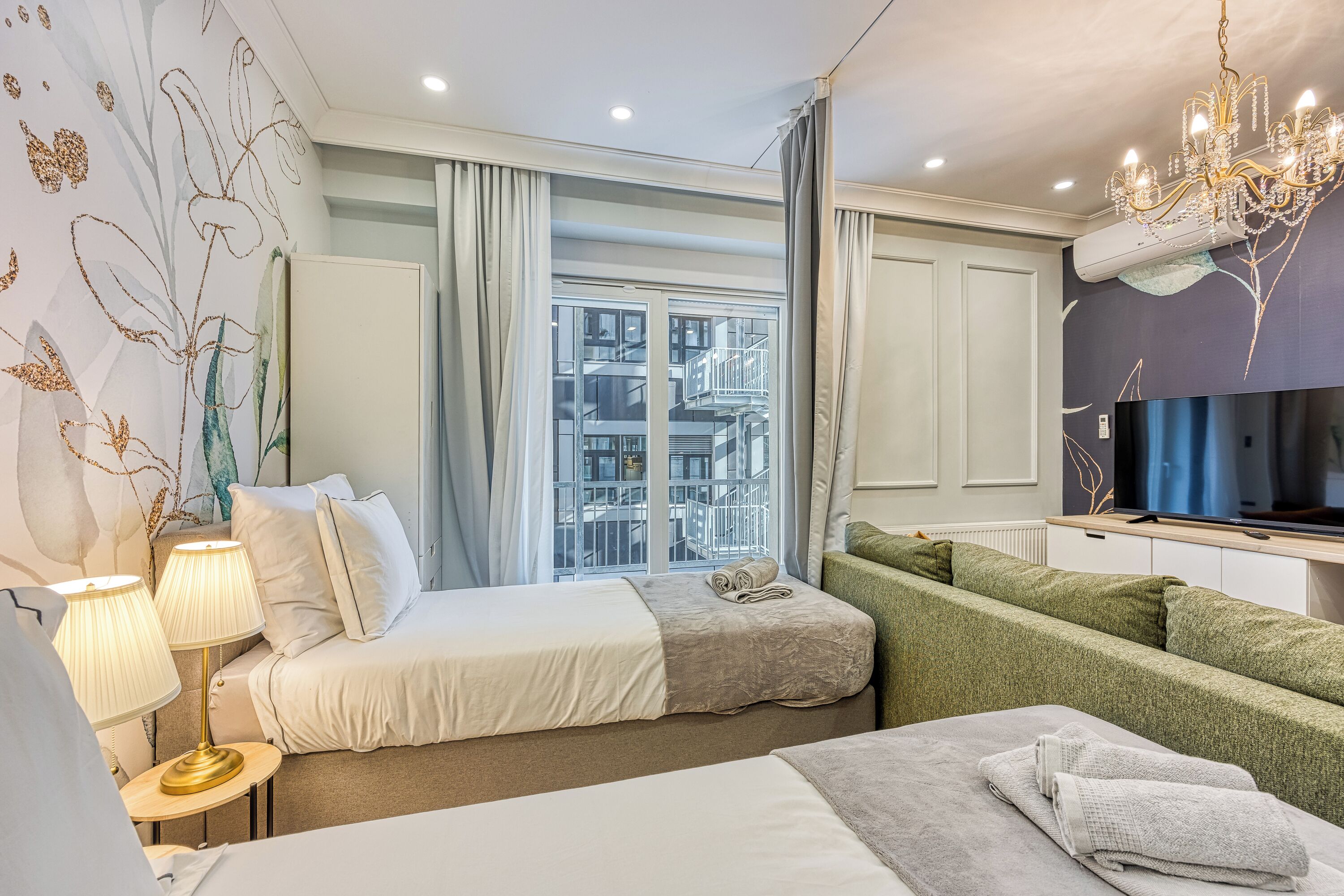 Familienstudio (Boutique Downtown Studio with Balcony) | Laptopgeeigneter Arbeitsplatz, kostenloses WLAN, Bettwäsche