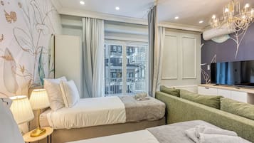 Studio Familial (Boutique Downtown Studio with Balcony)