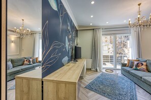 Perhestudio (Boutique Downtown Studio with Balcony) | Oleskelualue | 21–tuumainen taulutelevisio, jossa digitaalikanavat
