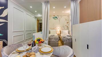 Studio dành cho gia đình, máy điều hòa (Boutique Downtown Studio 2) | Khu ăn uống