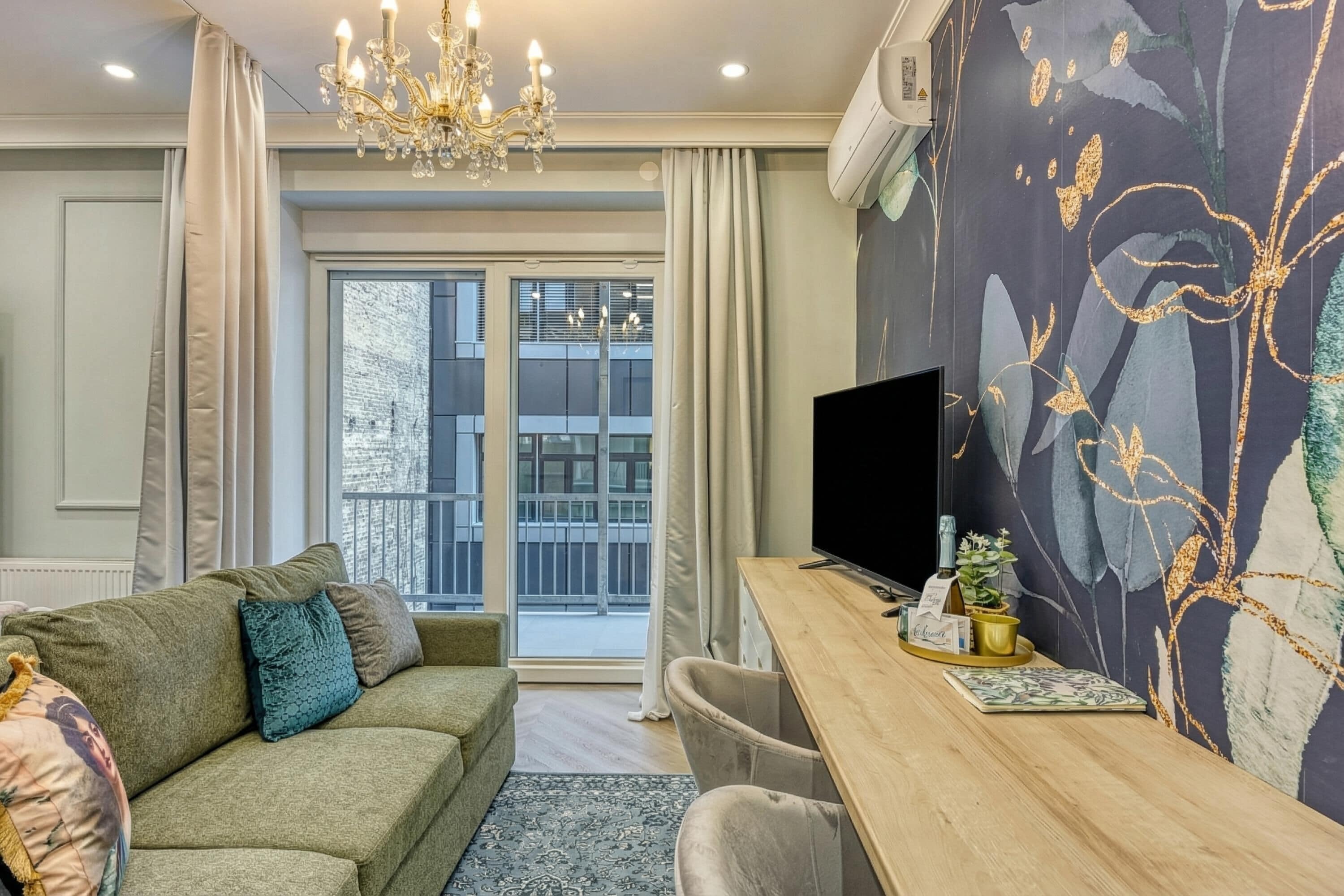 Studio Familial (Boutique Downtown Studio with Balcony) | Coin séjour | Télévision à écran plat de 21 pouces avec chaînes numériques