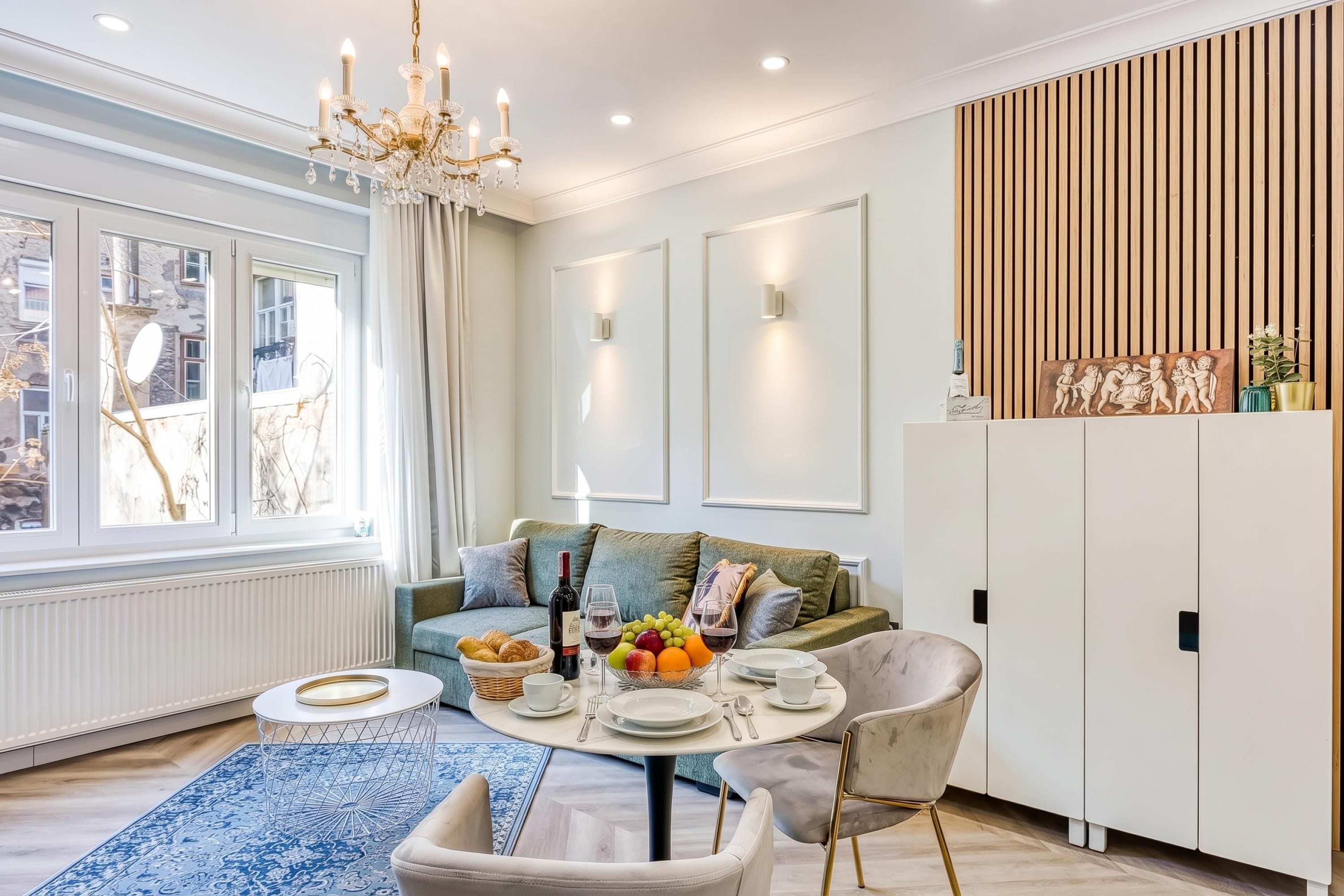 Family Studio, Air conditioning (Boutique Downtown Studio 4) | Dining