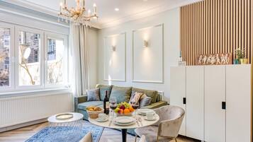 Family Studio, Air conditioning (Boutique Downtown Studio 4) | Dining