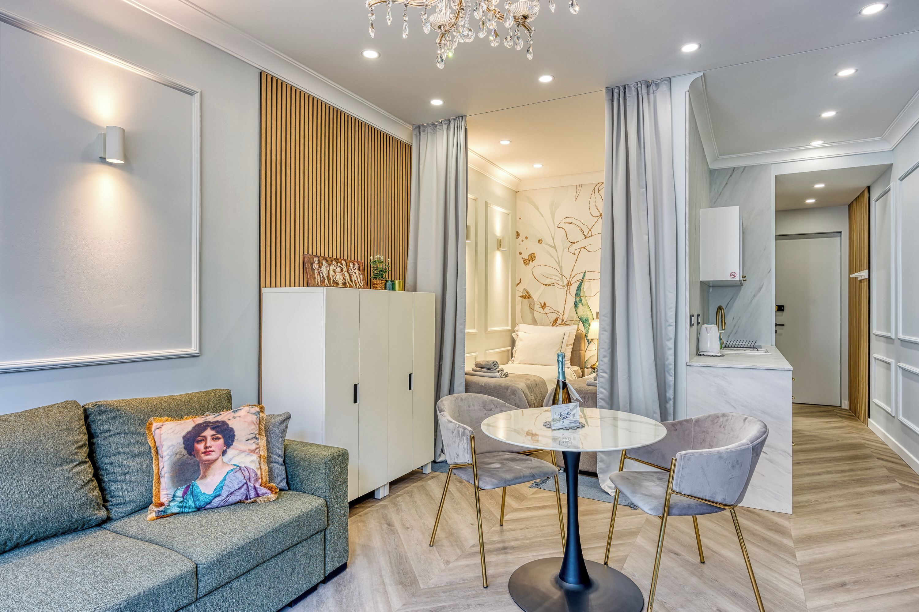Studio dành cho gia đình (Boutique Downtown Studio 4) | Khu phòng khách | TV màn hình phẳng 21-inch có truyền hình kỹ thuật số 