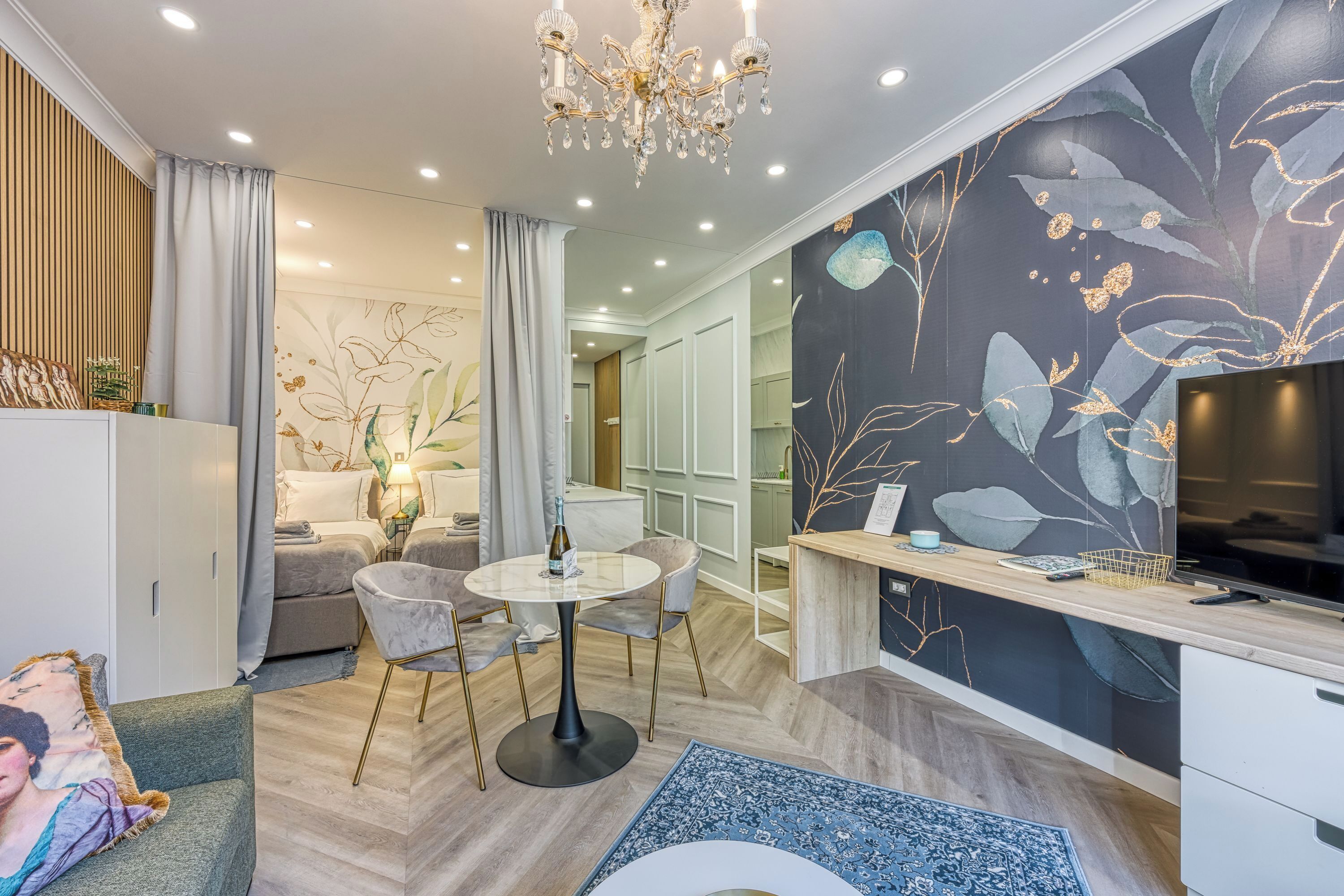 家庭開放式客房 (Boutique Downtown Studio 4) | 起居區 | 21-吋平面電視，提供數位頻道