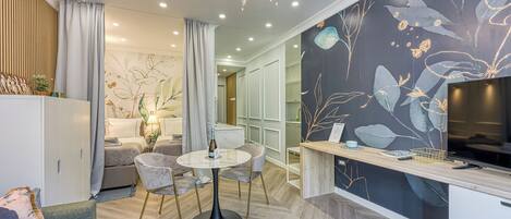 Family Studio (Boutique Downtown Studio 4) | Living area | 21-inch flat-screen TV with digital channels