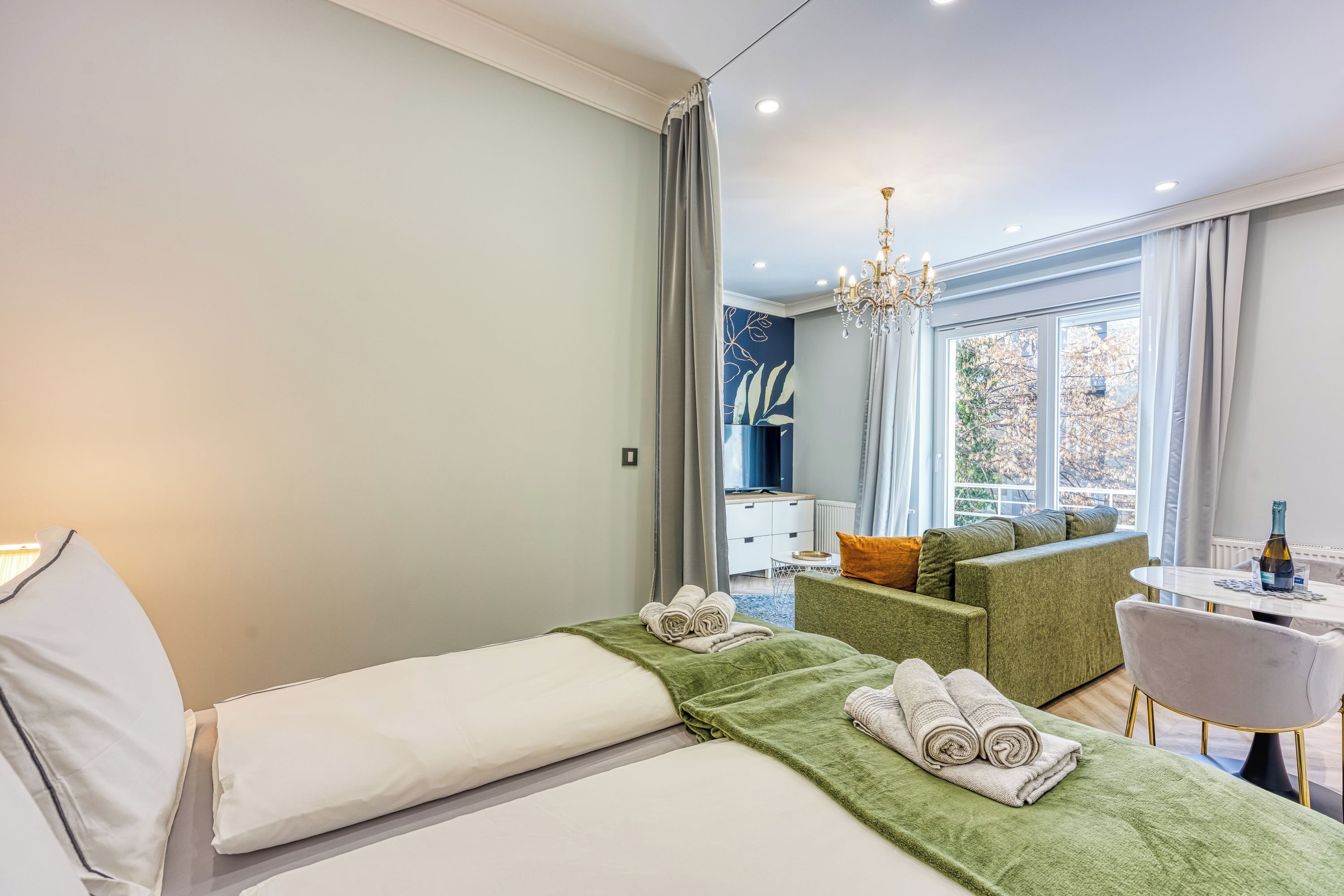 Familienstudio (Boutique Downtown Studio with Balcony) | Laptopgeeigneter Arbeitsplatz, kostenloses WLAN, Bettwäsche