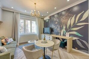 Familie studio (Boutique Downtown Studio 2) | Woonruimte | Een 21-inch flatscreentelevisie met digitale zenders