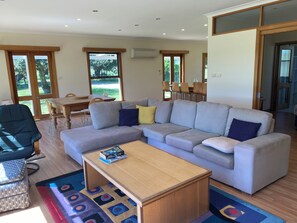 Family House | Living area - Icena Farm Accommodation (Musselroe Bay)