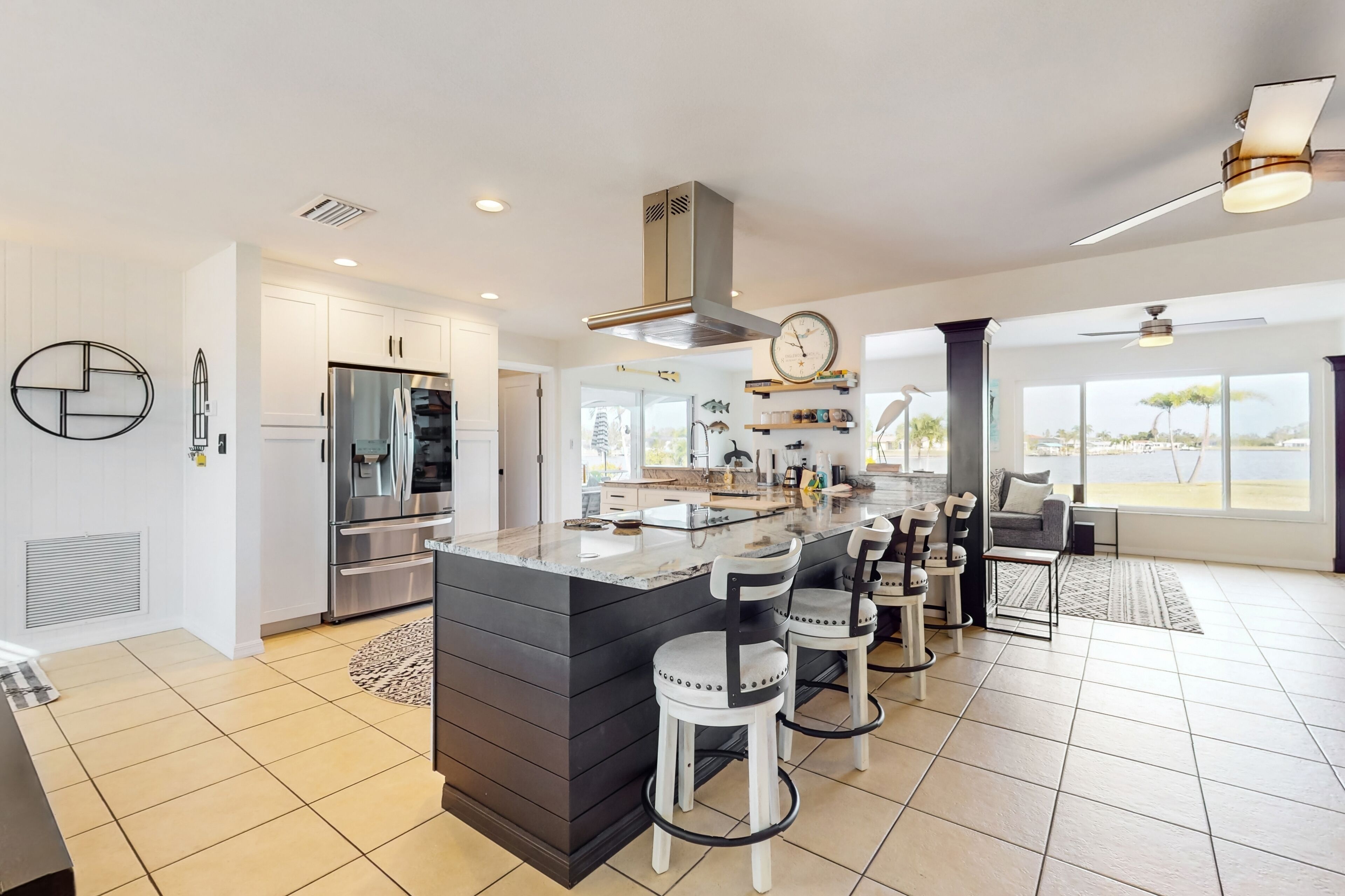 Kylskåp, mikrovågsugn, ugn och spishäll