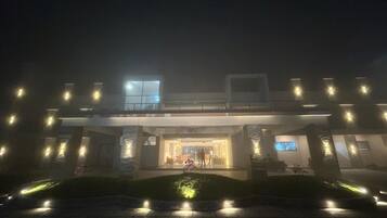 Fachada de la propiedad por la tarde o noche