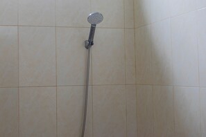 Deluxe Double Room | Bathroom shower - Srinadi Waterpark Villa (Klungkung)