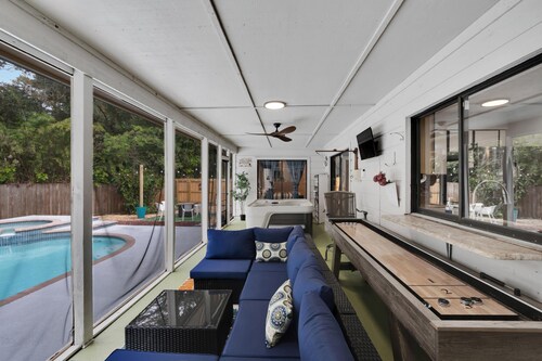Hot Tub, Pool, Minutes to Busch Gardens: 3 King Beds, Mini Golf & More!