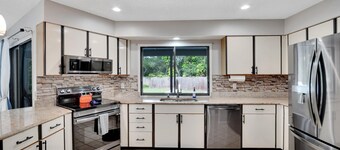 Busch Gardens Getaway: 3 King Beds, Pool, Hot Tub, Mini Golf & More!