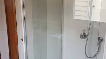Douche, sèche-cheveux, serviettes fournies, savon
