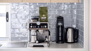 Geschirrspüler, Wasserkocher mit Kaffee-/Teezubehör, Esstisch