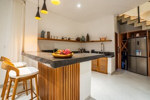 Full-size fridge, microwave, oven, coffee/tea maker