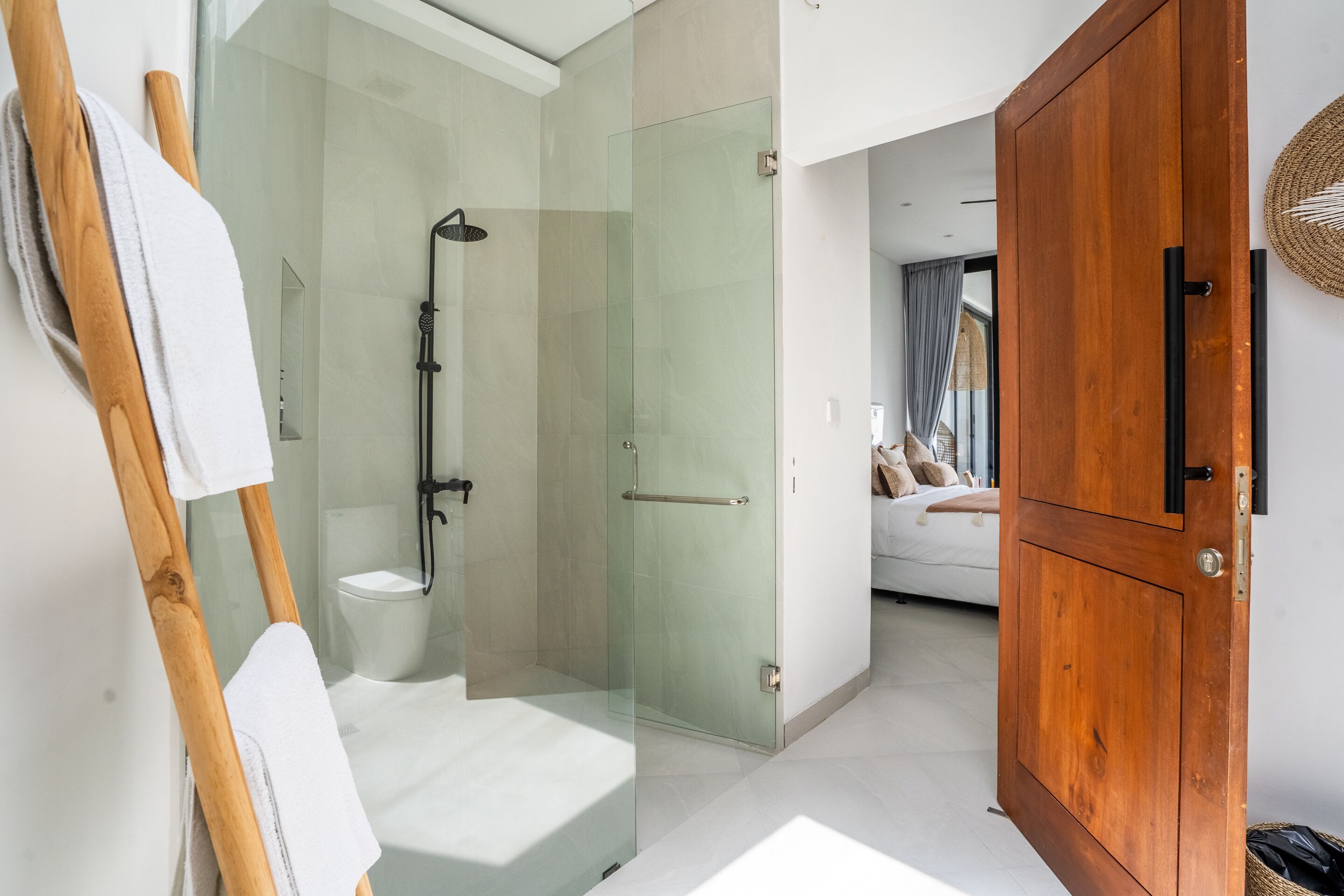 Separate tub and shower, deep soaking tub, rainfall showerhead
