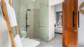 Bañera y ducha independientes y bañera profunda