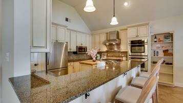 Microondas, horno, parrilla de estufa y lavavajillas