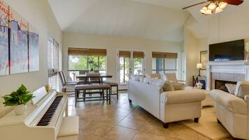 Televisión, chimenea y libros