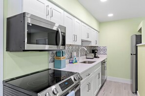 Fridge, microwave, oven, stovetop - Pirates Retreat Cottage at Palmview Inn of Sanibel (Sanibel)