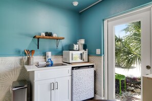 Fridge, microwave, oven, stovetop - Pirates Retreat Cottage at Palmview Inn of Sanibel (Sanibel)