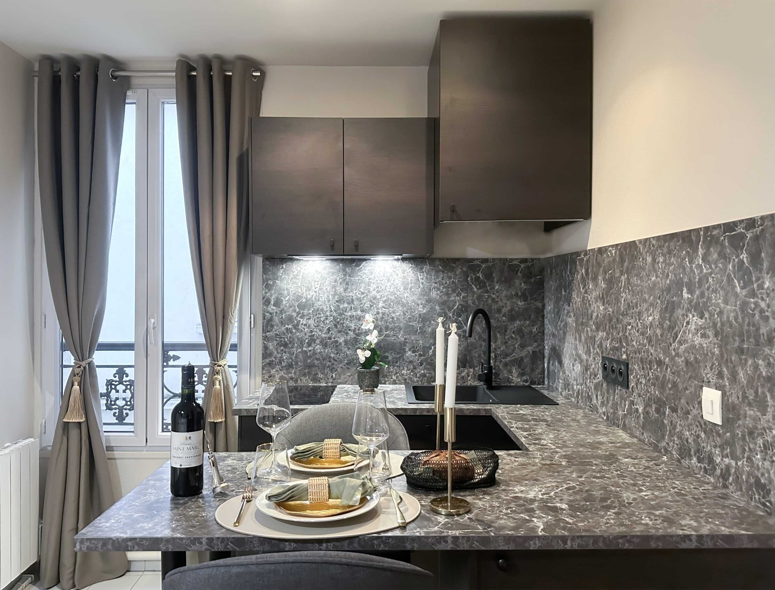 Réfrigérateur, micro-ondes, plaque de cuisson, cafetière/bouilloire