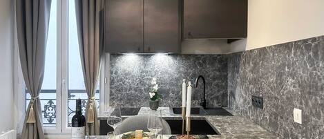 Réfrigérateur, micro-ondes, plaque de cuisson, cafetière/bouilloire