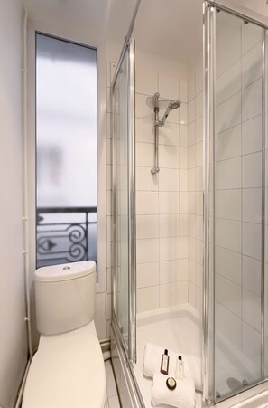 Douche, sèche-cheveux, serviettes fournies, savon