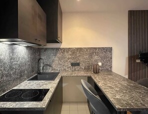 Réfrigérateur, micro-ondes, plaque de cuisson, cafetière/bouilloire