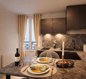 Refrigerador, microondas, parrilla de estufa y cafetera y tetera 