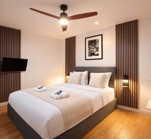 Tabla de planchar con plancha, cuna de viaje, wifi y ropa de cama 