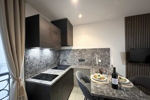 Kühlschrank, Mikrowelle, Herdplatte, Wasserkocher mit Kaffee-/Teezubehör