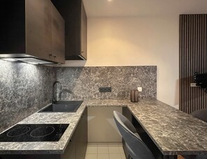 Réfrigérateur, micro-ondes, plaque de cuisson, cafetière/bouilloire