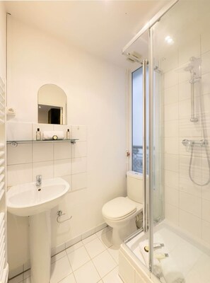 Douche, sèche-cheveux, serviettes fournies, savon