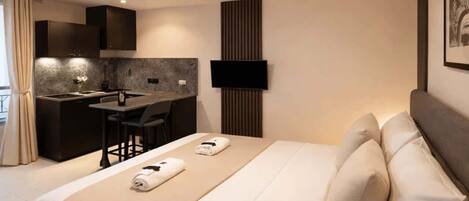 Fer et planche à repasser, lit de bébé portatif, Wi-Fi, literie fournie