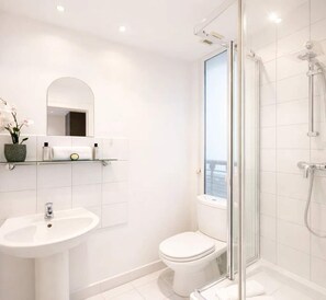 Dusche, Haartrockner, Handtücher, Seife