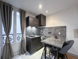 Refrigerador, microondas, parrilla de estufa y cafetera y tetera
