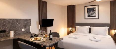 Een strijkplank/strijkijzer, reisbedje, wifi, beddengoed